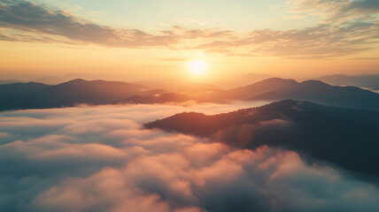 霧に包まれた山と朝日