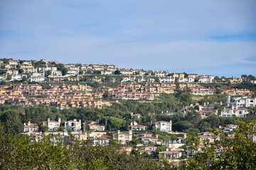 Obraz premium Luxury homes on the hillside near New Port Beach in Orange County, Southern California.