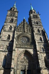 Obraz premium The stunning St. Lorenz Kirche, or St. Lawrence Church, in the historic city of Nuremberg in Germany