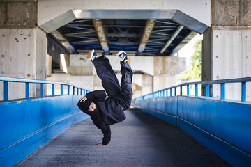 ストリートでブレイクダンスパフォーマンスをする日本人の若者