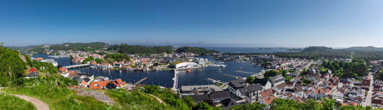 Die Stadt Mandal in s&uuml;dnorwegen von oben geshen