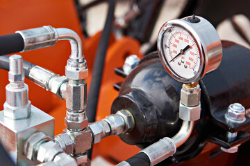 Manometer and hoses of hydraulic machine