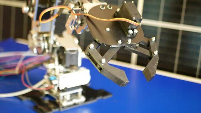 Claw gripper clamp with servo motor for mechanical robot arm