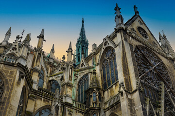 Fototapeta premium Die Basilika Saint-Epvre in Nancy vor Abendhimmel, im Fokus die Türme auf dem Dach