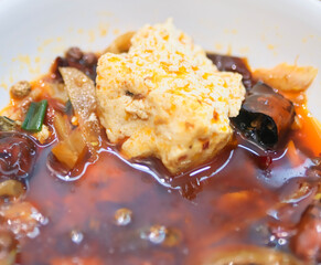 Tofu pudding, also known as bean curd and bean curd flower, is a jelly-like food formed by flocculation of soybean milk, which is softer than tofu and is a common Chinese snack.

