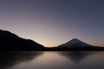 冬の精進湖と富士山

