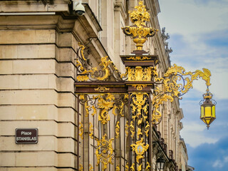Eine vergoldetes schmiedeeisernes Tor an einem Gebäude am Place Stanislas in Nancy; an der...
