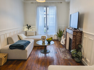 Un appartement haussmannien avec des moulures au plafond. Concept de avant-après.