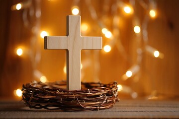croix chrétienne et couronne de branchages avec lumière divine
