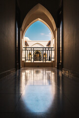 Modernistyczne wejście do budynku z akcentem ciepłego oświetlenia i czystą linią konstrukcyjną 