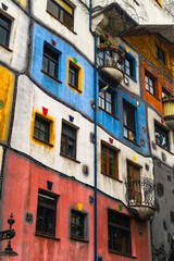 Kolorowa abstrakcyjna fasada budynku z niebieskimi i żółtymi oknami – artystyczny wygląd miejski


