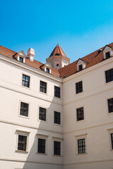 Klasyczna architektura starego europejskiego budynku – czerwony dach i symetria