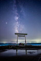 星空と海と鳥居