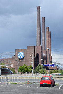 Wolfsburg, Germany - Mai 4, 2019: Historisches Kraftwerk des Volkswagenkonzerns mit dem Firmenlogo, im Vordergrund Bahngleise