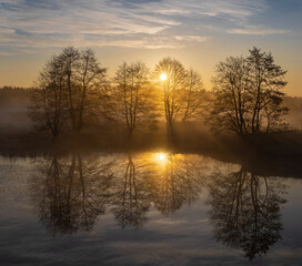 mgła nad jeżiorem