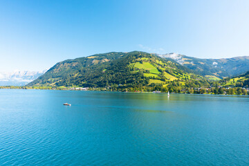 Obraz premium View over lake Zeller to Zell am See town. Beautiful panorama of Zell am See in Tirol Alps in Austria.