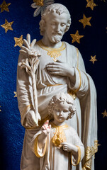 Obraz premium Statue of Saint Joseph holding baby Jesus Christ in his arms.