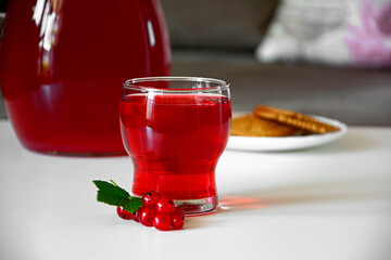 Zdrowy napój z czerwonych owoców, sok z czerwonych porzeczek, napój z czerwonych porzeczek, red fruit drink, redcurrant compote	