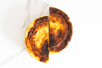 Baked cheesecake cut in half