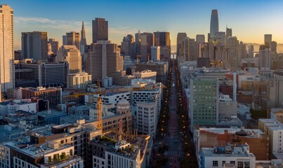 Naklejka premium San Francisco, USA: An aerial view captures the city skyline at sunrise. Buildings and streets are visible, showcasing urban life and architecture.