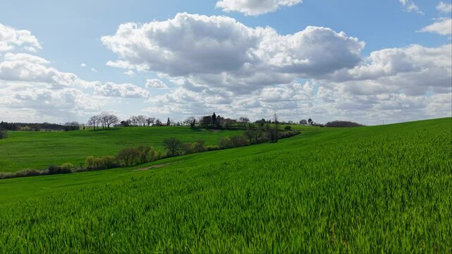 Survol lent des champs verts