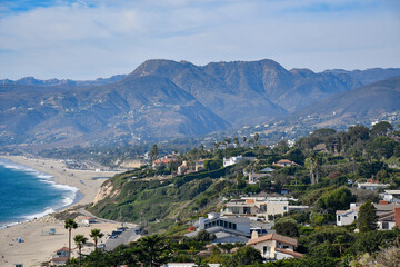 Naklejka premium Luxury homes perched on along the coastline near Point Dume State Beach in Malibu, California. 
