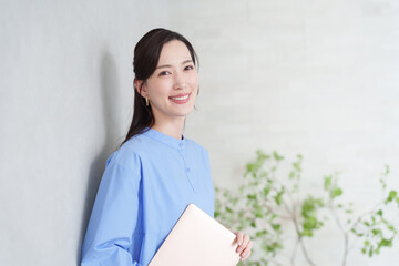 パソコンを使うビジネスマン女性