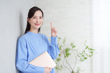 パソコンを使うビジネスマン女性
