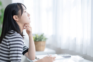 自宅で勉強する学生