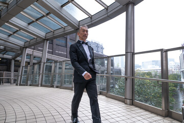 ビジネス街を歩く、シニア男性のポートレート