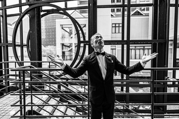 ビジネス街を歩く、シニア男性のポートレート