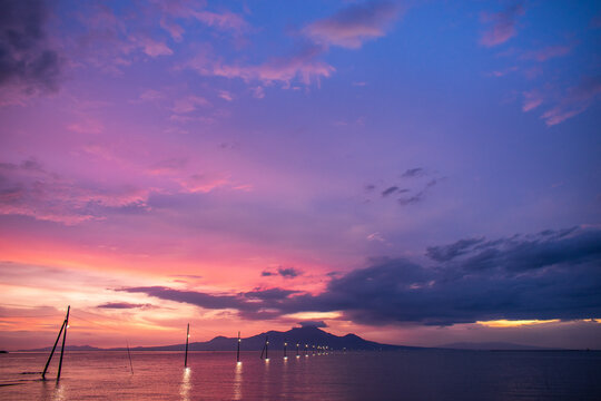 茜空と海床路Stock Photo | Adobe Stock