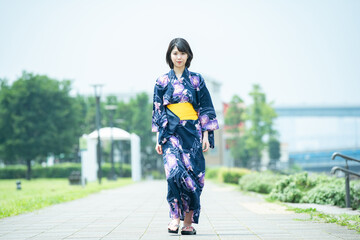 浴衣姿の若い女性