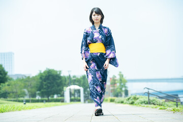 浴衣姿の若い女性