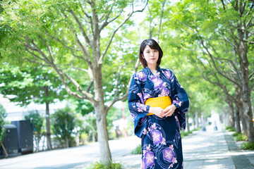 浴衣姿の若い女性