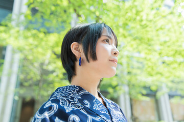 浴衣姿の若い女性