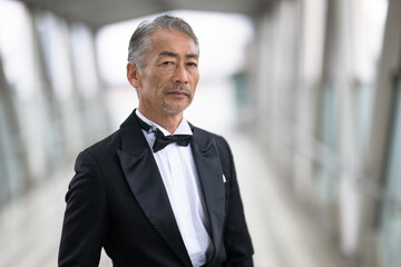 ビジネス街を歩く、シニア男性のポートレート