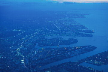 飛行機の窓から見下ろした夕方の街並み