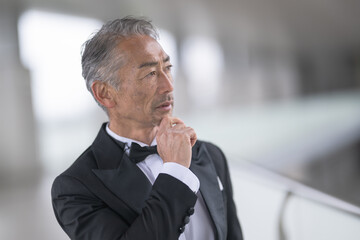 ビジネス街を歩く、シニア男性のポートレート
