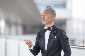 ビジネス街を歩く、シニア男性のポートレート