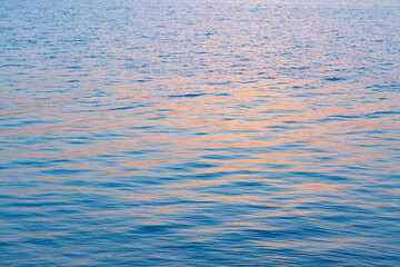 夕陽を反射して輝く海