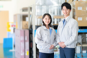 倉庫で会議をする男女の作業員