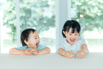 リビングで水を飲む子どもたち