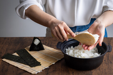 おにぎりを握る手元　Japanese food