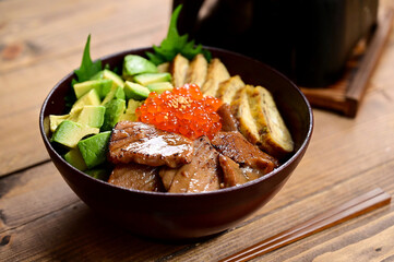 炙り漬けマグロの海鮮丼