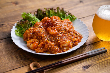 美味しそうなエビチリとビール