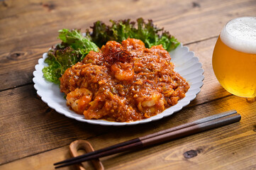 美味しそうなエビチリとビール