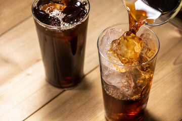 アイスコーヒーを注ぐ