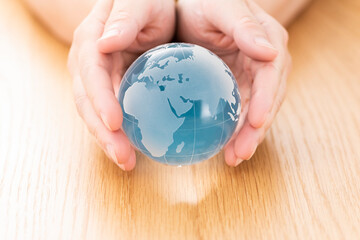 地球儀を持つ手