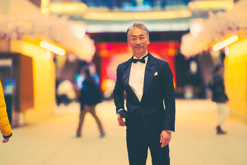 空港ターミナルでチェックインの手続きをする男性